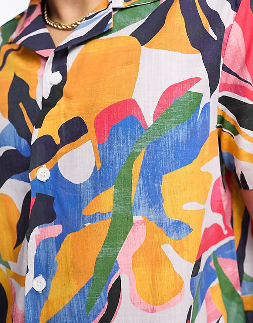 Relaxed revere shirt in linen look with abstract leaf print