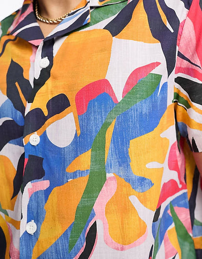 Relaxed revere shirt in linen look with abstract leaf print